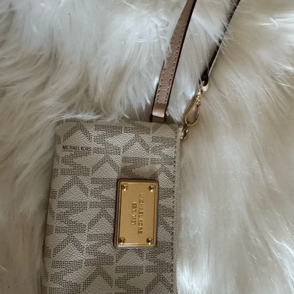 Michael Kors cream and tan coin Wristlet - Picture 1 of 6